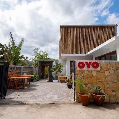 Oyo 1493 Surya Villa Selong Blanak Exterior foto